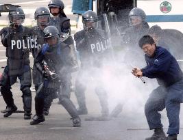 (1)Shizuoka police conduct drills for World Cup